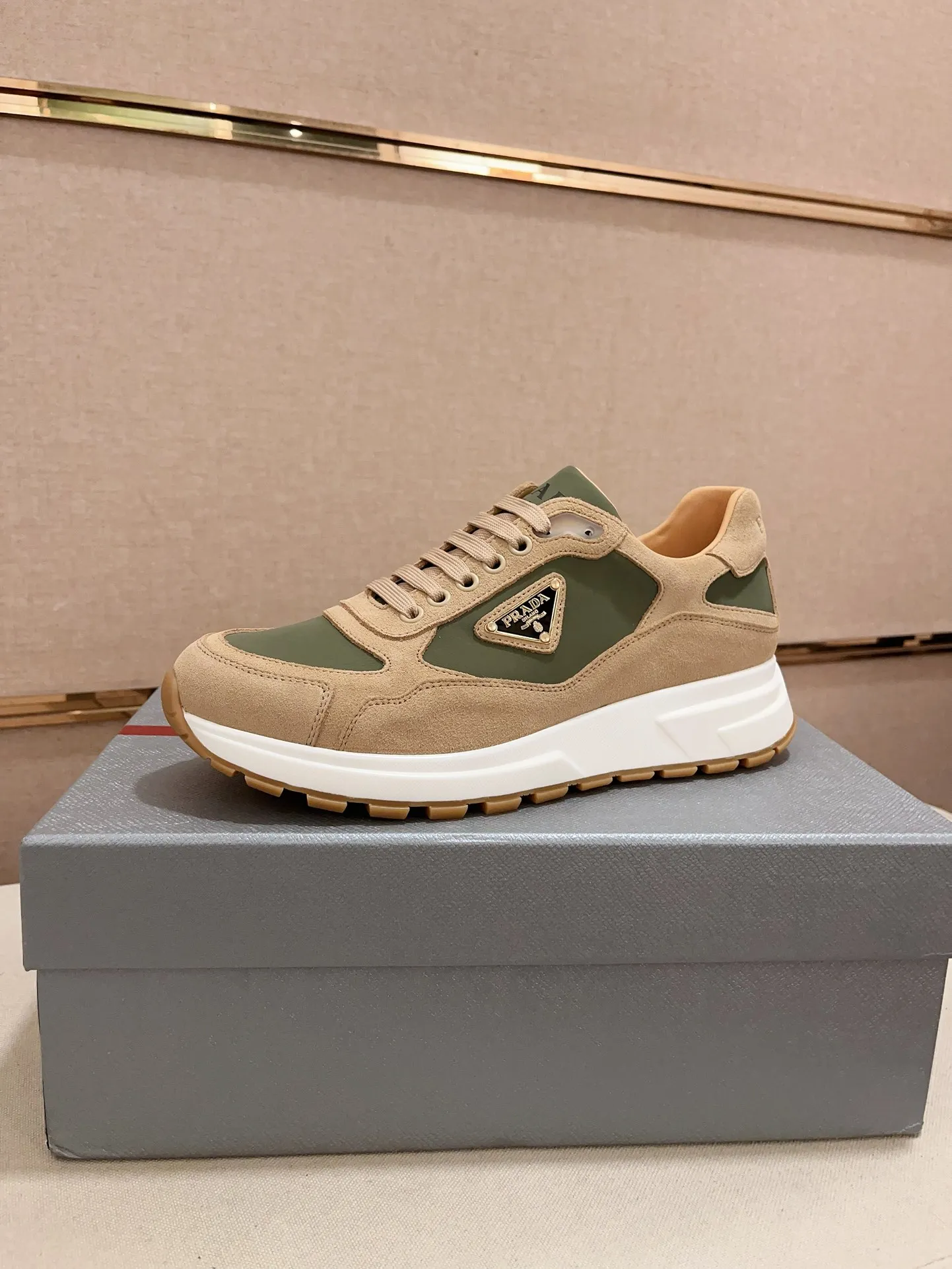 Men's Men's Shoes 💰 580💰 ✔️✔️✔️High-quality new PRADA (Prada) counters are launched simultaneously. The new men's shoes and 😘fabric are made of selected first-layer cowhide and technological glue-spraying technology. Lining: Full cowhide lining. 👍🏿High-end☄️Open-molded non-slip rubber outsole, exquisite lines, simple and elegant, comfortable and high-end for leisure travel. Code number: 38 to 44 (can be customized to 45, non-refundable!